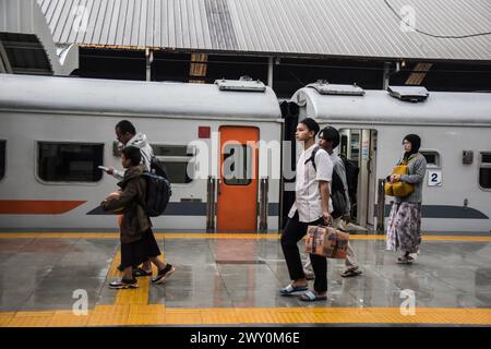 Bandung, Indonesia. 3 aprile 2024. I passeggeri arrivano alla stazione di Kiaracondong, Bandung. Una settimana prima di Eid al-Fitr 1445 H, la stazione di Kiaracondong partì da 4.651 viaggiatori le cui destinazioni erano in varie città o distretti dell'isola di Giava. (Foto di Dimas Rachmatsyah/Pacific Press) credito: Pacific Press Media Production Corp./Alamy Live News Foto Stock