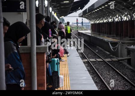 Bandung, Indonesia. 3 aprile 2024. I passeggeri aspettano il treno sulla piattaforma della stazione di Kiaracondong, Bandung. Una settimana prima di Eid al-Fitr 1445 H, la stazione di Kiaracondong partì da 4.651 viaggiatori le cui destinazioni erano in varie città o distretti dell'isola di Giava. (Foto di Dimas Rachmatsyah/Pacific Press) credito: Pacific Press Media Production Corp./Alamy Live News Foto Stock