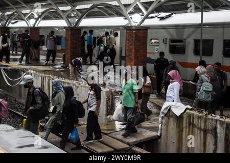 Bandung, Indonesia. 3 aprile 2024. I passeggeri arrivano alla stazione di Kiaracondong, Bandung. Una settimana prima di Eid al-Fitr 1445 H, la stazione di Kiaracondong partì da 4.651 viaggiatori le cui destinazioni erano in varie città o distretti dell'isola di Giava. (Foto di Dimas Rachmatsyah/Pacific Press) credito: Pacific Press Media Production Corp./Alamy Live News Foto Stock