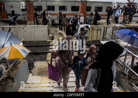 Bandung, Indonesia. 3 aprile 2024. I passeggeri arrivano alla stazione di Kiaracondong, Bandung. Una settimana prima di Eid al-Fitr 1445 H, la stazione di Kiaracondong partì da 4.651 viaggiatori le cui destinazioni erano in varie città o distretti dell'isola di Giava. (Foto di Dimas Rachmatsyah/Pacific Press) credito: Pacific Press Media Production Corp./Alamy Live News Foto Stock