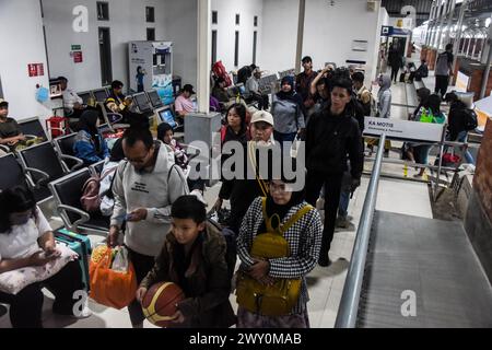 Bandung, Indonesia. 3 aprile 2024. I passeggeri arrivano alla stazione di Kiaracondong, Bandung. Una settimana prima di Eid al-Fitr 1445 H, la stazione di Kiaracondong partì da 4.651 viaggiatori le cui destinazioni erano in varie città o distretti dell'isola di Giava. (Foto di Dimas Rachmatsyah/Pacific Press) credito: Pacific Press Media Production Corp./Alamy Live News Foto Stock