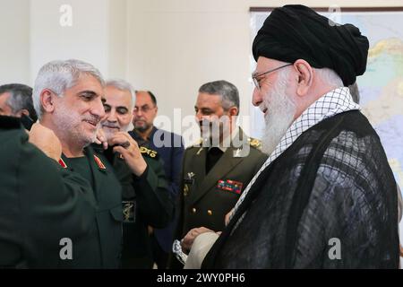 3 aprile 2024, Teheran, Iran: Questa immagine non datata mostra il leader supremo iraniano Ayatollah ALI KHAMENEI (R) e Sardar MOHAMMAD HADI HAJ RAHIM (L), il vice del generale di brigata iraniano Mohammad Reza Zahidi, comandante di alto livello del braccio operazioni estere del corpo delle guardie rivoluzionarie islamiche, la forza Quds, che è stato ucciso in attacchi aerei israeliani sulla capitale siriana in presenza dell'ex maggiore generale iraniano QASEM SOLEIMANI (2L), ucciso in un attacco con droni statunitensi a Baghdad il 3 gennaio 2020. Gli scioperi distrussero l'annesso consolare dell'ambasciata iraniana a Damasco il 1° aprile, in Siria Foto Stock