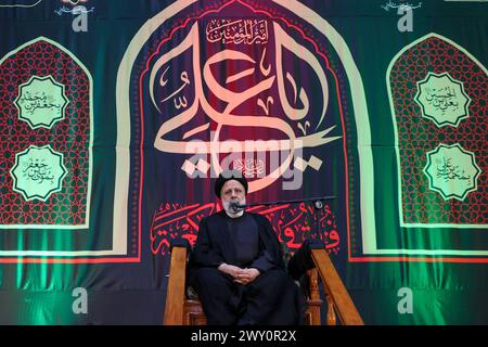 Il presidente iraniano Ebrahim Raisi partecipa alla cerimonia della notte di Qadr della 21a notte del mese santo del Ramadan il presidente iraniano Ebrahim Raisi partecipa alla cerimonia della notte di Qadr della 21a notte del mese santo del Ramadan, Teheran, Iran, il 1° aprile 2024. Foto di Iranian Presidency Office Teheran Teheran Iran, Islamic Republic of 010424 Iran IPO 0038 Copyright: XapaimagesxIranianxPresidencyxOfficexxapaimagesx Foto Stock