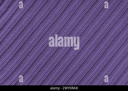 Fondo tessile Jersey , tessuto a righe diagonali viola. Maglieria in lana, maglione, texture della superficie del pullover, struttura tessile, tessuto surfa Foto Stock