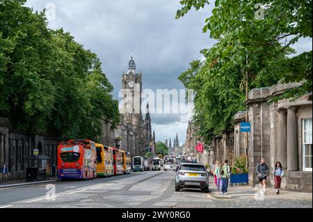 Vista di Princes Street, centro di Edimburgo nella giornata di sole nuvoloso, Scozia, Regno Unito Foto Stock