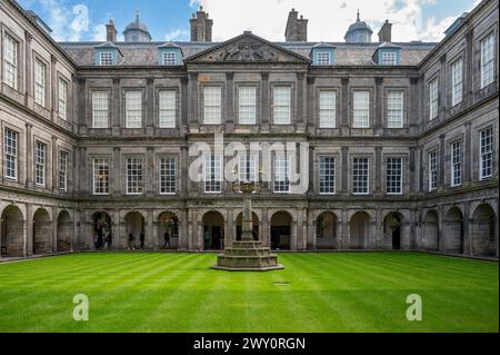 Cortile interno del Quadrangle of the Holyroodhouse, Royal Palace, Edimburgo, Scozia, Regno Unito Foto Stock