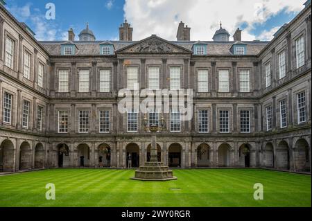 Cortile interno del Quadrangle of the Holyroodhouse, Royal Palace, Edimburgo, Scozia, Regno Unito Foto Stock