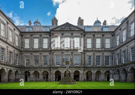 Cortile interno del Quadrangle of the Holyroodhouse, Royal Palace, Edimburgo, Scozia, Regno Unito Foto Stock