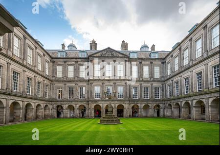 Cortile interno del Quadrangle of the Holyroodhouse, Royal Palace, Edimburgo, Scozia, Regno Unito Foto Stock