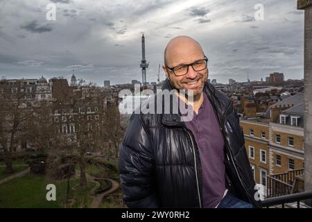 Andrew Josef Feinstein è un ex politico, attivista, regista e autore sudafricano , Londra , Regno Unito . Foto Stock