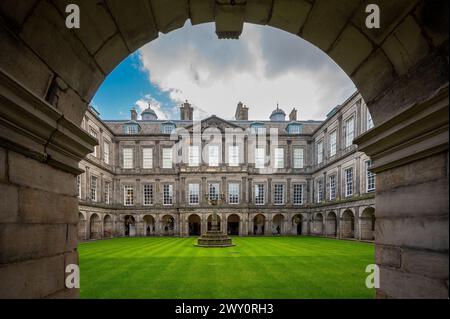 Cortile interno del Quadrangle of the Holyroodhouse, Royal Palace, Edimburgo, Scozia, Regno Unito Foto Stock