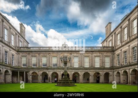 Cortile interno del Quadrangle of the Holyroodhouse, Royal Palace, Edimburgo, Scozia, Regno Unito Foto Stock