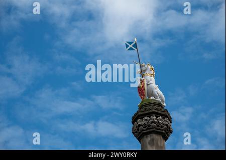 L'Unicorno - animale nazionale della Scozia - che detiene la bandiera di Scozia , cielo nuvoloso, Royal Mile, Edimburgo, Scozia, REGNO UNITO Foto Stock