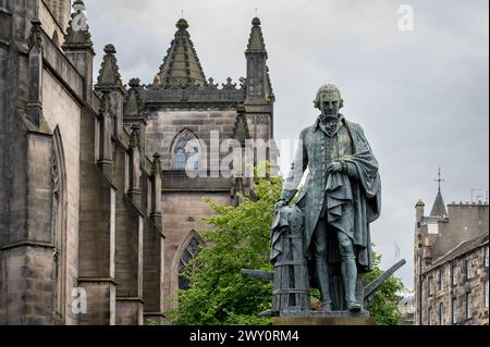 Statua di Adam Smith sul Royal Mile, St Giles Cathedral, Edimburgo, Scozia, Regno Unito Foto Stock