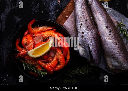 Pesce crudo assortito, gamberetti e nasello con limone ed erbe aromatiche per il menu del ristorante Foto Stock