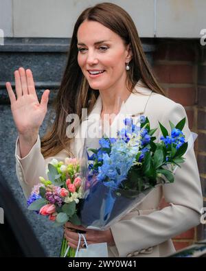 Catherine, duchessa di Cambridge, Kate Middleton visita il Royal College of Midwives (RCM), sorridendo e sventolando, Londra, Regno Unito Foto Stock