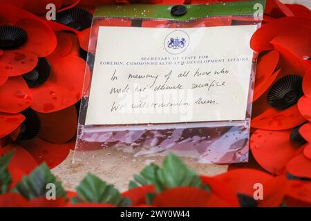 Corona papavero Message and Remebrance del Ministro degli Esteri del Regno Unito, Westminster, Londra, Inghilterra Foto Stock