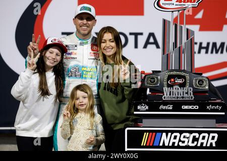 Richmond, Virginia, Stati Uniti. 31 marzo 2024. Denny Hamlin, pilota della NASCAR Cup Series, si aggiudica la Toyota Owners 400 a Richmond, Virginia, USA. (Credit Image: © Stephen A Arce Action Sports Pho/ASP) SOLO PER USO EDITORIALE! Non per USO commerciale! Foto Stock