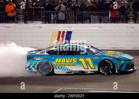 Denny Hamlin, pilota della NASCAR Cup Series, si aggiudica la Toyota Owners 400 a Richmond, Virginia, USA. Foto Stock