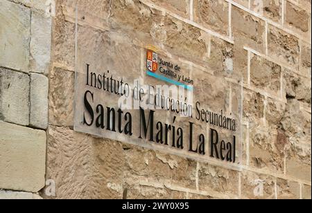 Insegna per la scuola secondaria e il museo nello storico Monasterio de Santa María la Real Aguilar de Campoo Palencia Castiglia e Leon Spagna Foto Stock