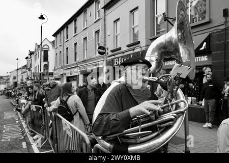 St Patrick's Day a Letterkenny Co Donegal, Irlanda in bianco e nero. Foto Stock