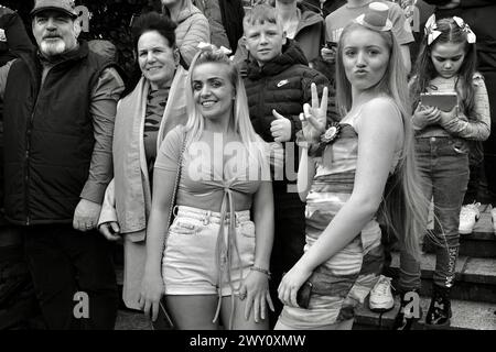 St Patrick's Day a Letterkenny Co Donegal, Irlanda in bianco e nero. Foto Stock