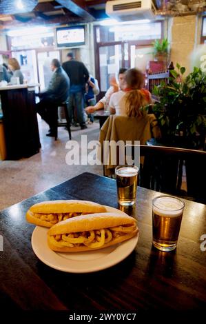 Panini di calamari fritti in una tipica taverna. Madrid, Spagna. Foto Stock