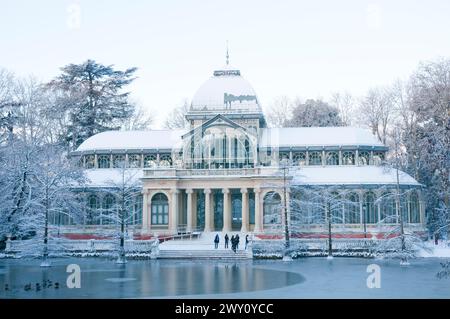 Palazzo Cristal coperto di neve, parco El Retiro. Madrid, Spagna. Foto Stock