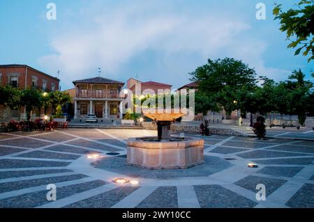 Plaza de la Villa, Vista notte. Torija, provincia di Guadalajara, Castilla La Mancha, in Spagna. Foto Stock