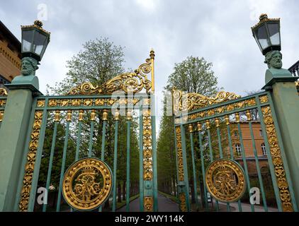 Potsdam, Germania. 3 aprile 2024. Il cancello aperto a metà del Green Grille per il Sanssouci Palace Park. Il parco, che appartiene alla Fondazione prussiana Palazzi e Giardini Berlino-Brandeburgo (SPSG), è una popolare destinazione turistica. Credito: Soeren Stache/dpa/Alamy Live News Foto Stock