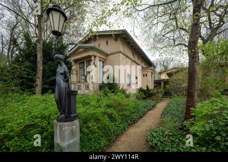 Potsdam, Germania. 3 aprile 2024. La piccola portineria del Palazzo Glienicke, che fa parte della Fondazione prussiana Palazzi e Giardini Berlino-Brandeburgo (SPSG). Nel corso della tradizionale conferenza stampa annuale del 5 aprile 2024, il bilancio dell'anno passato e i piani della fondazione saranno presentati. Credito: Soeren Stache/dpa/Alamy Live News Foto Stock