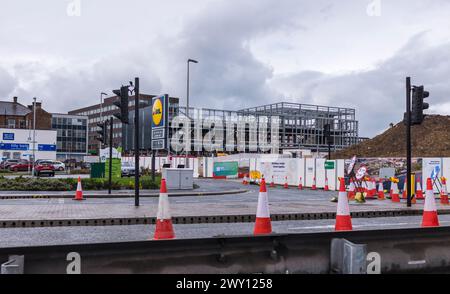 Stockton on Tees, Regno Unito. 3 aprile 2024. I lavori di costruzione sono iniziati nel centro della città dopo il completamento dei lavori di demolizione come parte dei Consigli prevede di aprire la High Street al lungofiume e include un hub sanitario NHS. David Dixon/Alamy Foto Stock