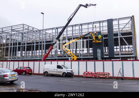 Stockton on Tees, Regno Unito. 3 aprile 2024. I lavori di costruzione sono iniziati nel centro della città dopo il completamento dei lavori di demolizione come parte dei Consigli prevede di aprire la High Street al lungofiume e include un hub sanitario NHS. David Dixon/Alamy Foto Stock