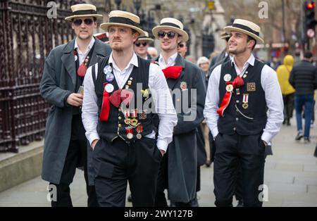 Londra, Regno Unito. 3 aprile 2024. The Svæveru, Norwegian School of Economics male Choir in visita a Londra per registrare alcune nuove canzoni e visitare le attrazioni di Londra Regno Unito crediti: Ian Davidson/Alamy Live News Foto Stock