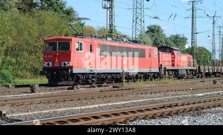 Una locomotiva pesante per il trasporto merci elettrica di classe 155 con carri merci a Colonia-Gremberg, Germania, Europa Foto Stock