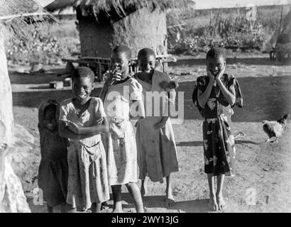 Ragazze che posano nervosamente per la macchina fotografica in un villaggio vicino a Ndola, Rhodesia settentrionale (ora Zambia) c1956 Foto Stock