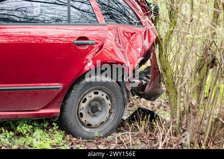 OSTRAVA, REPUBBLICA CECA - 9 MARZO 2024: Parte posteriore danneggiata della vettura Skoda Fabia Combi dopo un incidente stradale Foto Stock