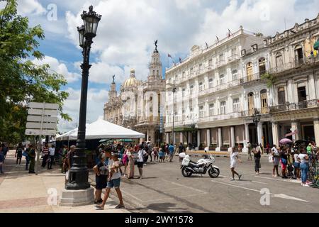 L'AVANA, CUBA - 27 AGOSTO 2023: Piazza del Parque Central con il Grand Theater dell'Avana e l'Hotel Inglaterra a Cuba Foto Stock