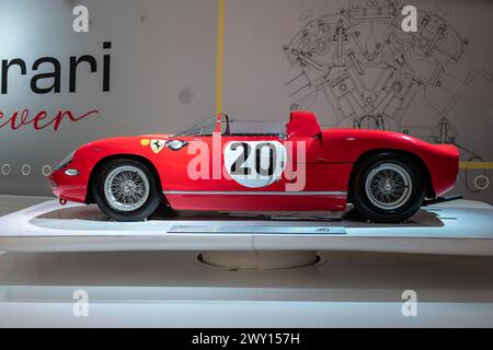 MODENA, ITALIA - 21 APRILE 2022: Auto da corsa Ferrari 275P Spider nel Museo di Modena con numero 20, vista laterale Foto Stock