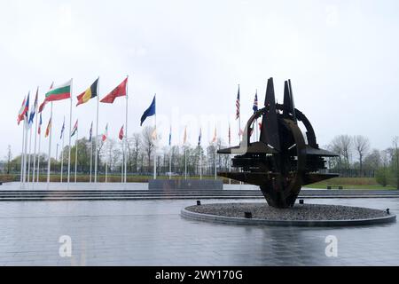 Bruxelles, Belgio. 3 aprile 2024. Le bandiere nazionali dei paesi membri della NATO volano fuori dal quartier generale dell'organizzazione a Bruxelles, in Belgio, il 3 aprile 2024. Crediti: ALEXANDROS MICHAILIDIS/Alamy Live News Foto Stock