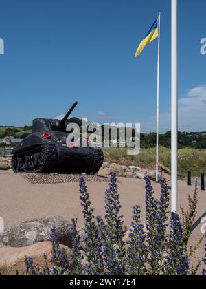 Excercise Tiger Memorial Sherman Tank in mostra a Torcross, Devon, Somerset, Inghilterra. Foto Stock