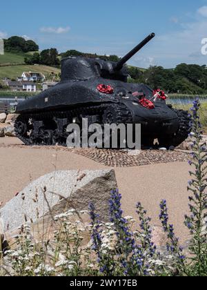 Excercise Tiger Memorial Sherman Tank in mostra a Torcross, Devon, Somerset, Inghilterra. Foto Stock