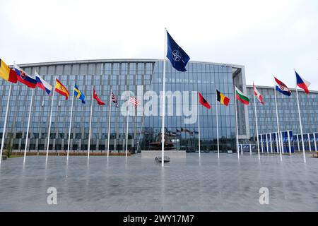 Bruxelles, Belgio. 3 aprile 2024. Le bandiere nazionali dei paesi membri della NATO volano fuori dal quartier generale dell'organizzazione a Bruxelles, in Belgio, il 3 aprile 2024. Crediti: ALEXANDROS MICHAILIDIS/Alamy Live News Foto Stock