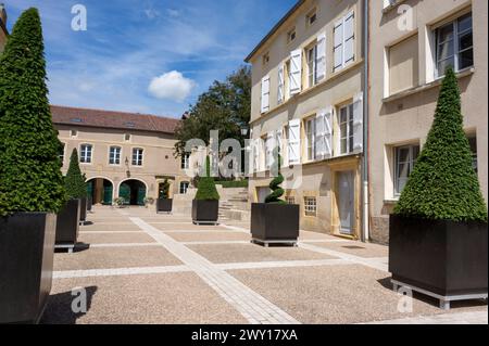 Briey - 31 juillet 2012 Briey est une ancienne cite medievale etablie sur les rives de la riviere Woigot. Place de la mairie Briey è un antico cit Foto Stock