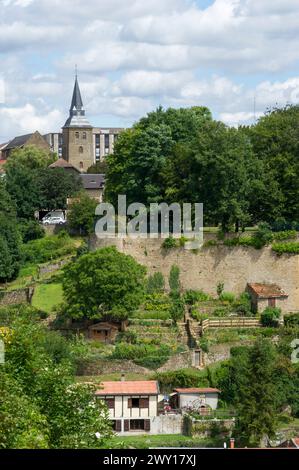 Briey - 31 juillet 2012 Briey est une ancienne cite medievale etablie sur les rives de la riviere Woigot. Fortificazioni e murailles Briey è un anc Foto Stock