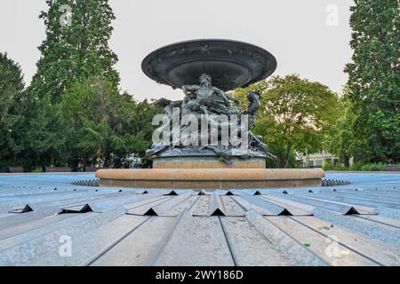 “Stuermische Wogen” (Stormy Waves). Si trova sulla Albrechtsplatz nella Neustadt (nuova città) di Dresda, Germania. Fountain fu costruita nel 1894 Foto Stock