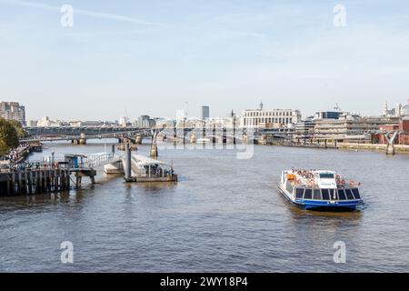 Vista a monte dal Southwark Bridge, Londra, Regno Unito Foto Stock