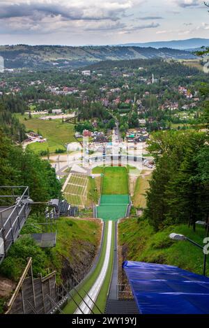 In esecuzione del grande Krokiew, luogo di salto con gli sci a Zakopane, costruito sul versante nord del monte Krokiew nei Tatra. Foto Stock