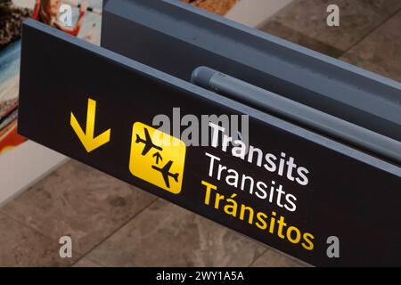 Transit-Schild im Flughafen Alicante, Spanien *** cartello di transito all'aeroporto di Alicante, Spagna Alicante Spanien, Spagna GMS11483 Foto Stock