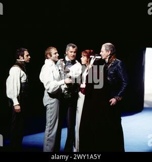 Prinz Friedrich von Homburg, Schauspiel von Heinrich von Kleist, Schaubühne am Halleschen Ufer a Berlino, 1972, Inszenierung: Peter Stein, Szene: Peter Fitz als Rittmeister von der Golz, Bruno Ganz als Prinz Friedrich von Homburg, Wolf Redl als Feldmarschall Dörfling, Jutta Lampe als Prinzessin Natalie von Oranien, Katharina Tüschen als Kurfürstin, Peter Lühr als Kurfürst von Brandenburg Foto Stock